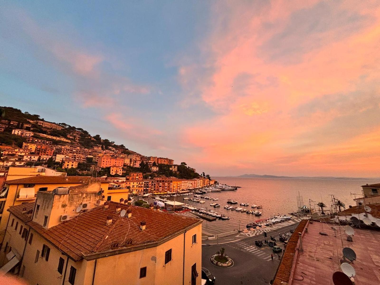 La Casetta In Piazza Porto Santo Stefano  Bagian luar foto